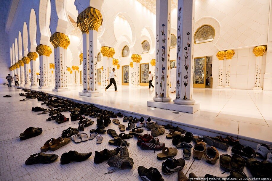 Мусульманская обувь. Мечеть шейха Зайда Абу-Даби. Мечеть шейха Зайда ковер. Ковер в мечети шейха Зайда в Абу-Даби. Самый большой ковер в мире Абу Даби.